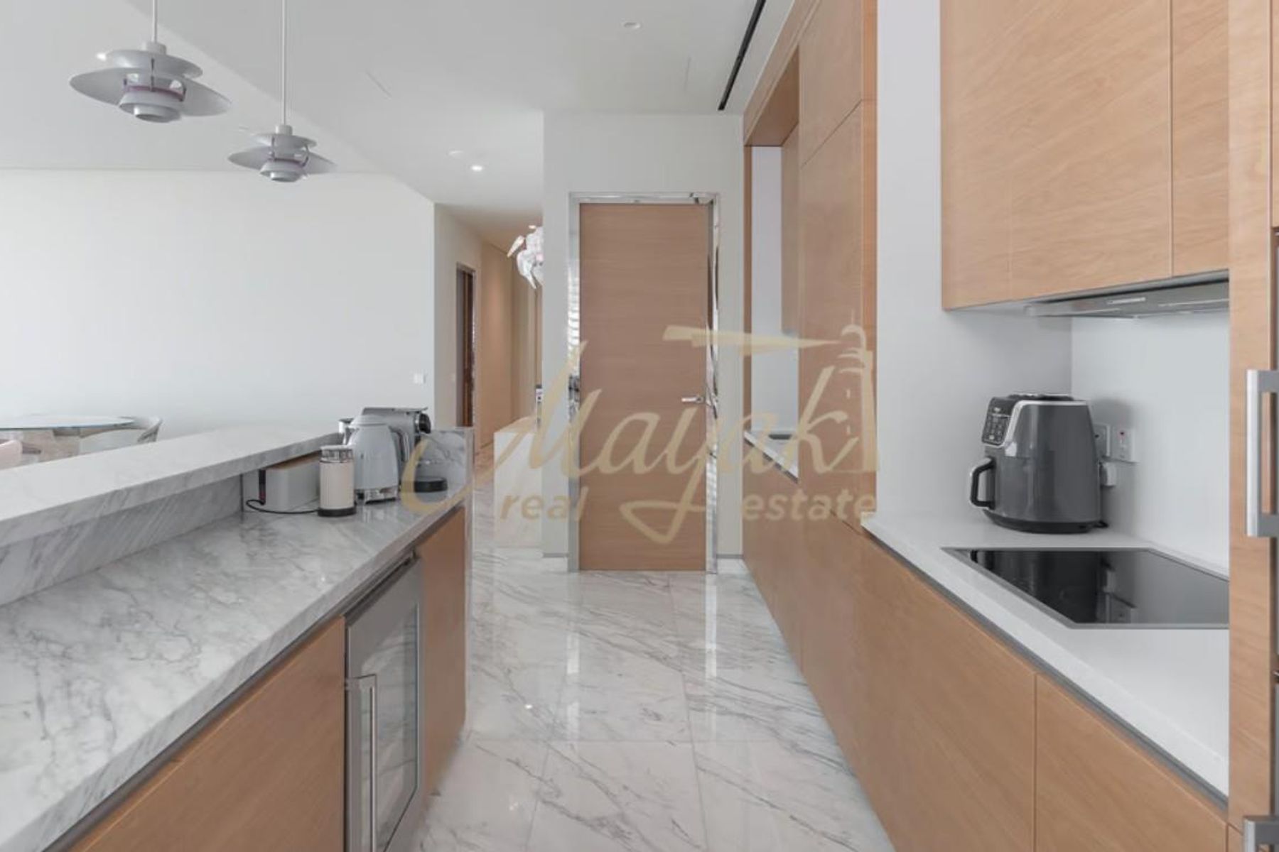 Потрясающая 2-комнатная квартира с двойным видом, уникальным дизайном и высококачественными материалами.