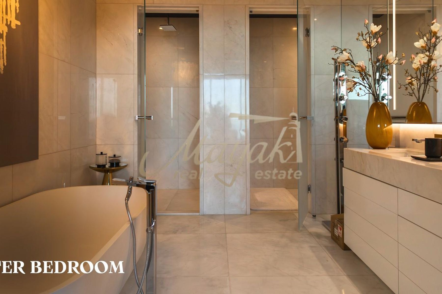 Потрясающая, полностью меблированная 2-комнатная квартира с видом на море, уникальным дизайном и высококачественными материалами.