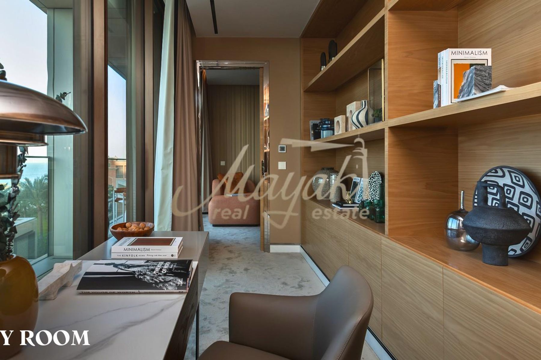 Потрясающая, полностью меблированная 2-комнатная квартира с видом на море, уникальным дизайном и высококачественными материалами.