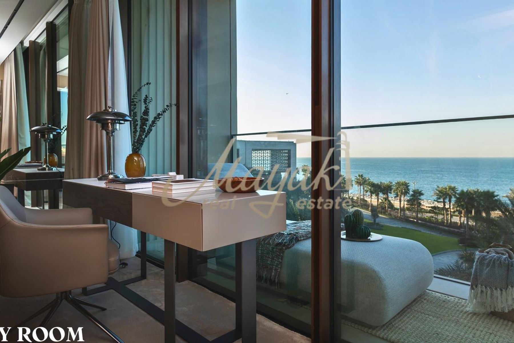 Потрясающая, полностью меблированная 2-комнатная квартира с видом на море, уникальным дизайном и высококачественными материалами.