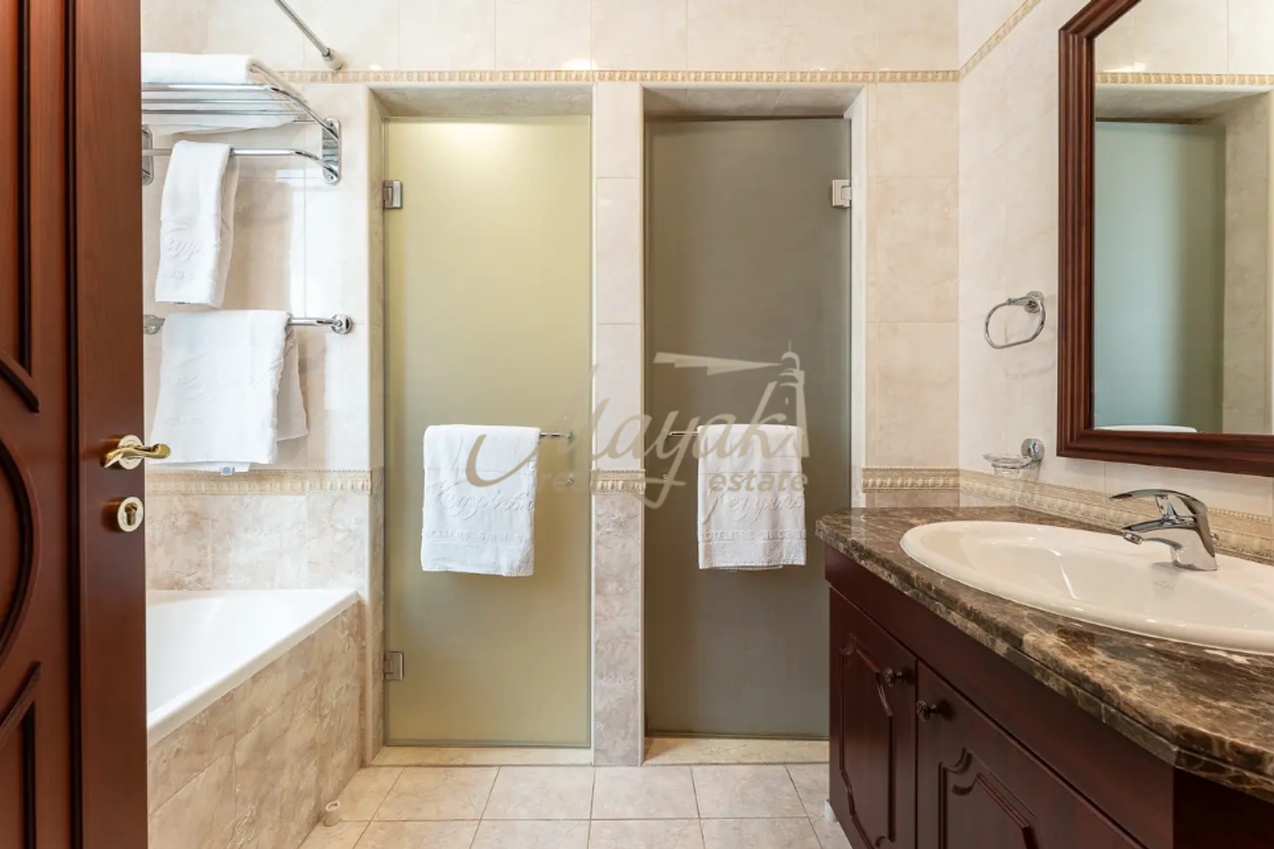 Меблированная роскошная вилла на берегу моря в резиденции