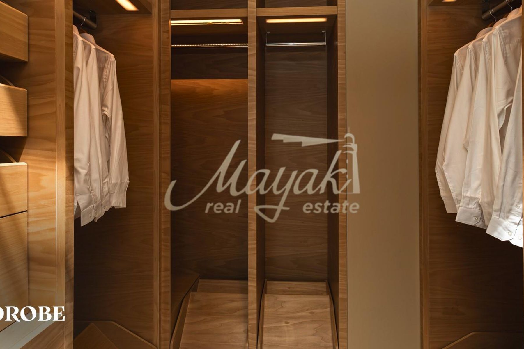 Потрясающая, полностью меблированная 2-комнатная квартира с видом на море, уникальным дизайном и высококачественными материалами.