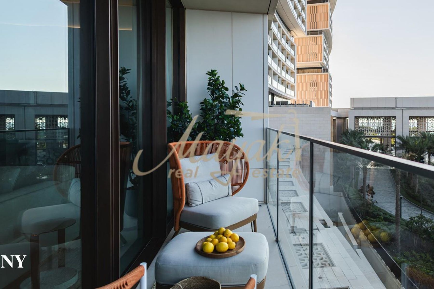 Потрясающая, полностью меблированная 2-комнатная квартира с видом на море, уникальным дизайном и высококачественными материалами.