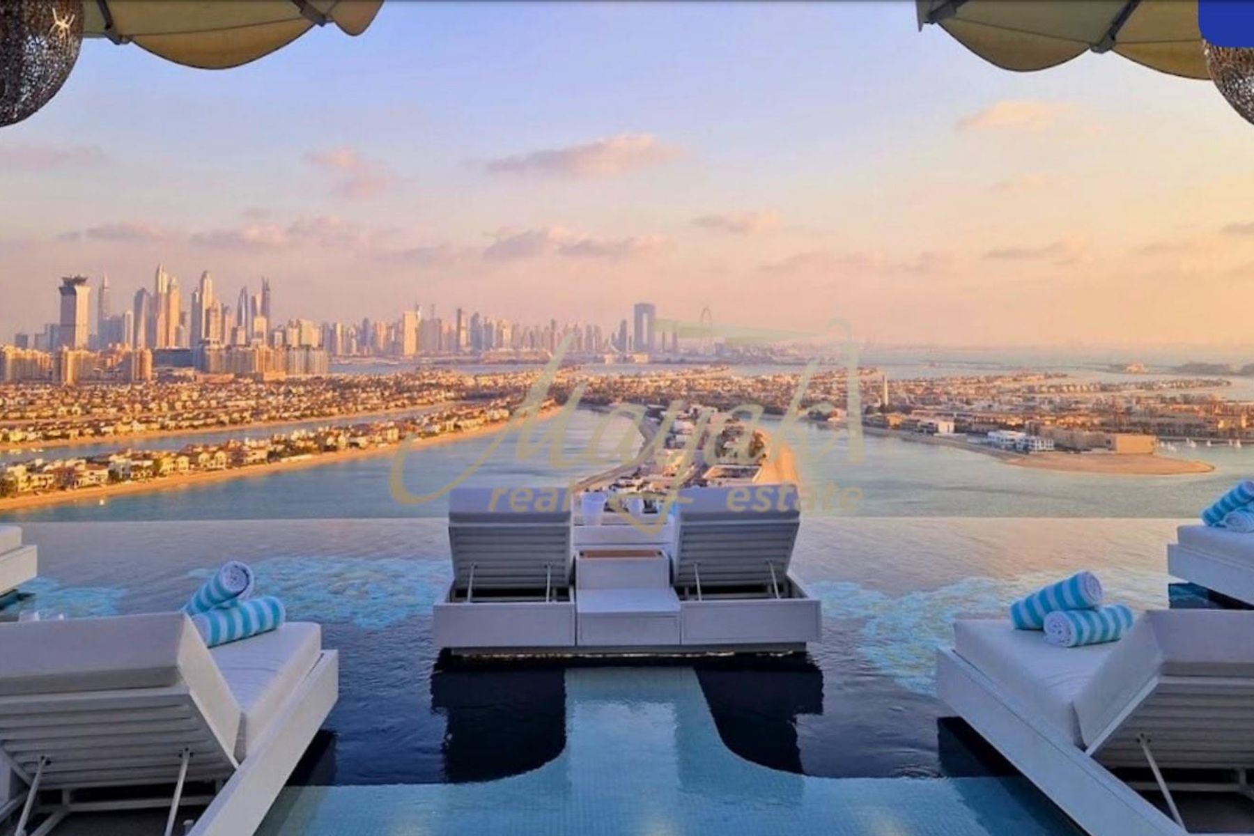 Потрясающая, полностью меблированная 4-комнатная квартира с двойным видом, уникальным дизайном и высококачественными материалами.