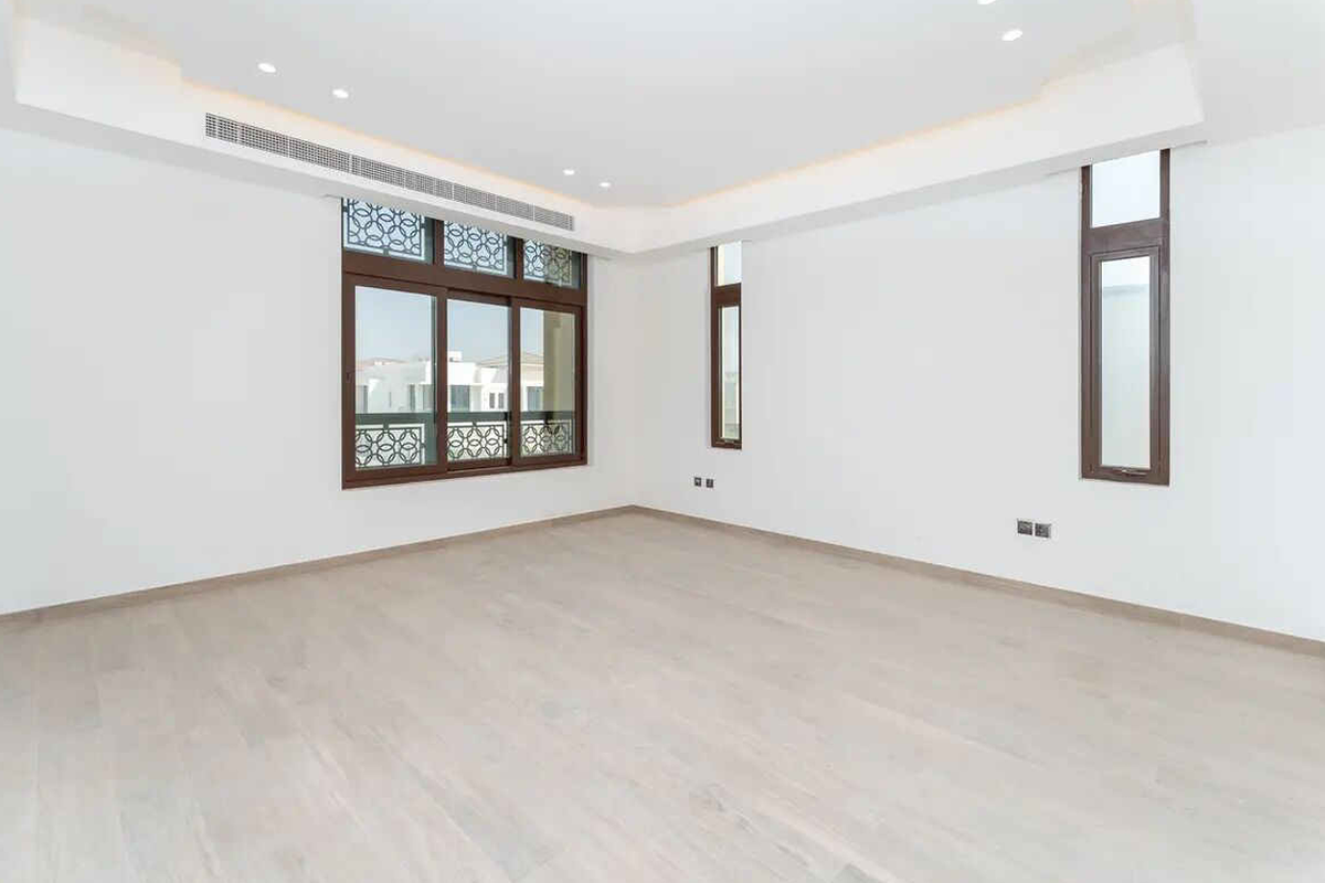 Роскошный классический особняк с 7 спальнями | Цокольный этаж + терраса на крыше