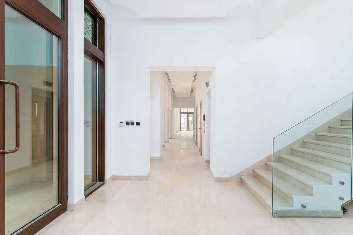 Роскошный классический особняк с 7 спальнями | Цокольный этаж + терраса на крыше