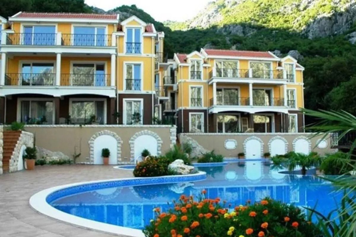 One-Bedroom Apartment in Orahovac, Boka Bay
