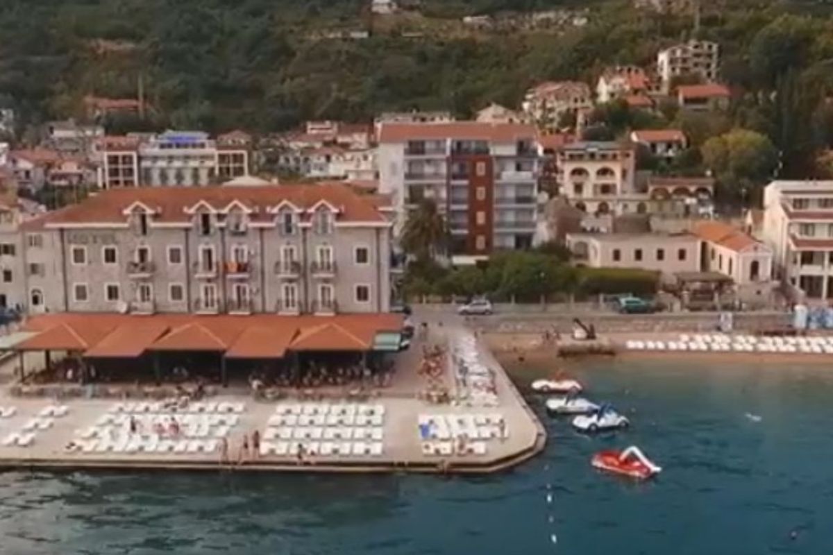 Seven-Bedroom House in Herceg Novi near Lazure