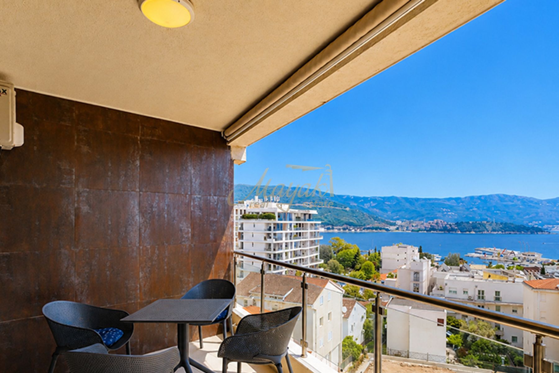 One-Bedroom Apartment with Sea Views in Budva