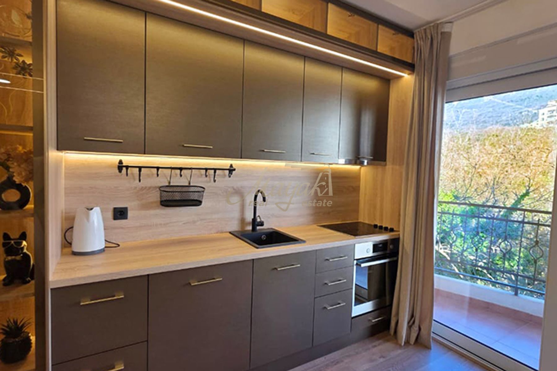 Three-Bedroom Apartment with Sauna in Bečići