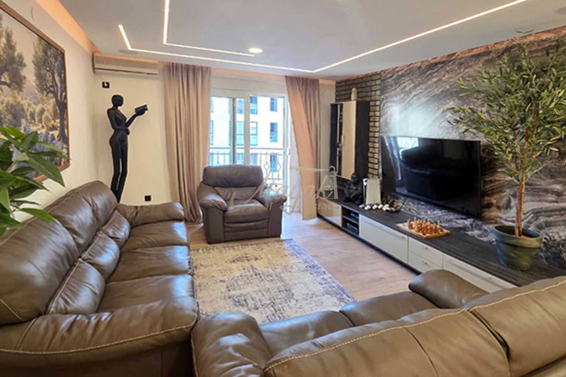 Three-Bedroom Apartment with Sauna in Bečići