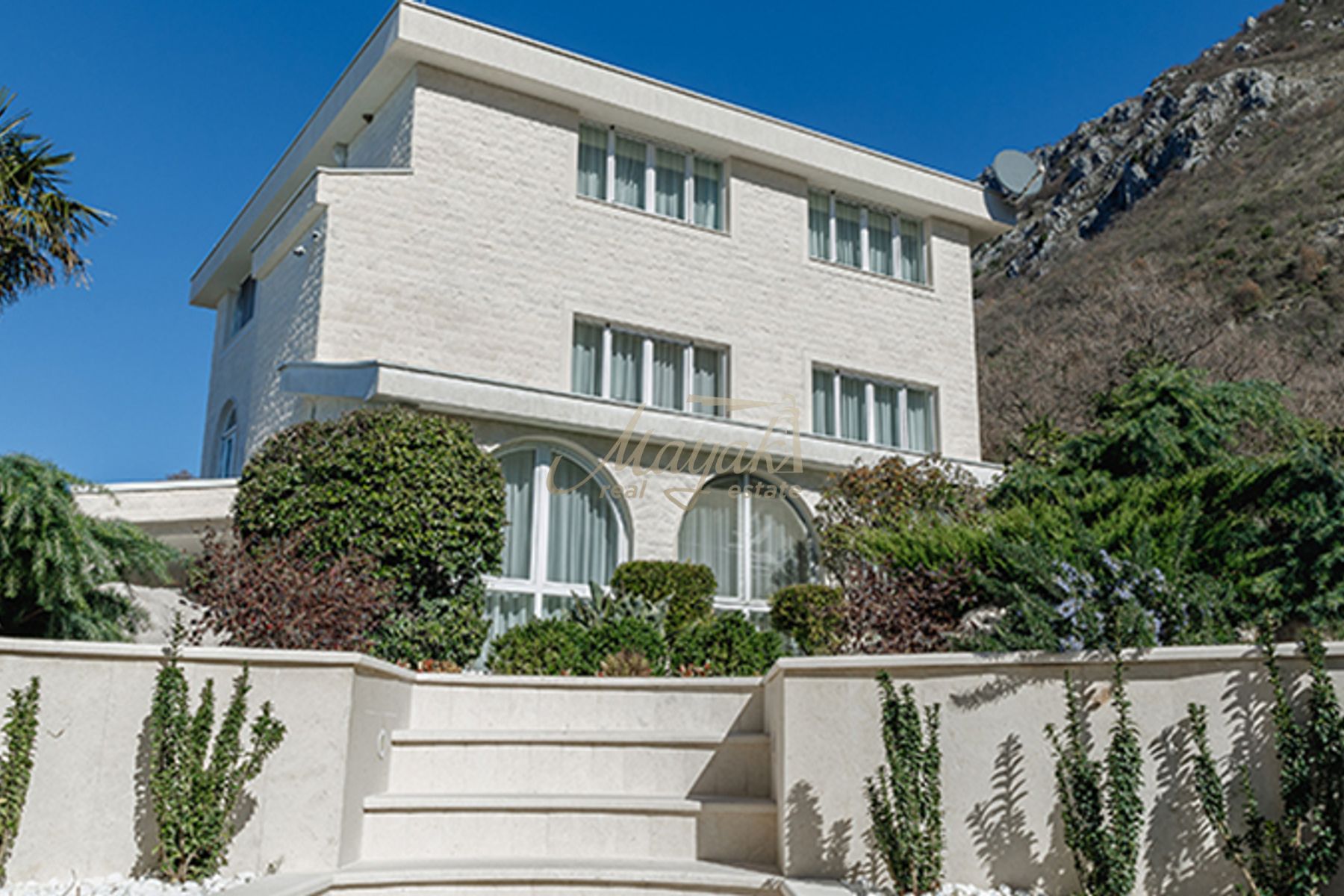 Four-Bedroom Sea-View Villa in Blizikuce, Budva