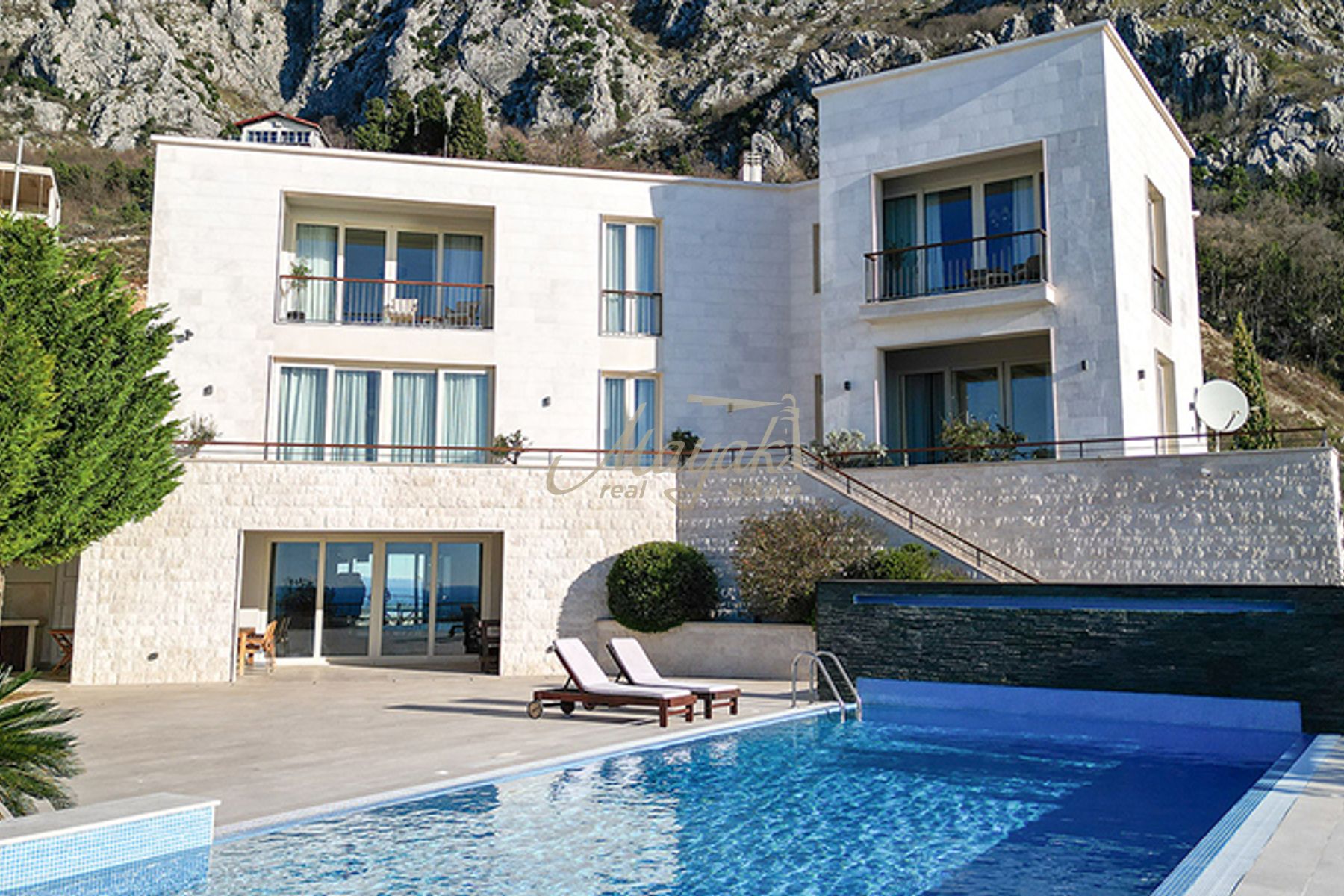 Contemporary Panoramic Villa in Blizikuće, Budva