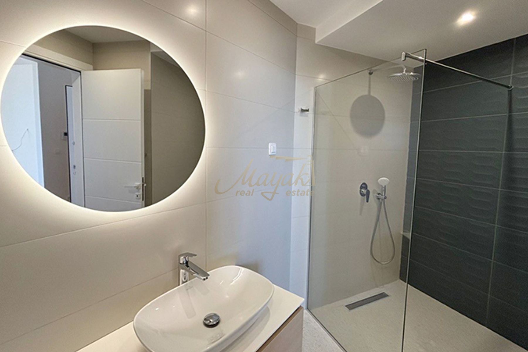 Two-Bedroom Apartment in Vuelo Sobre Bečići