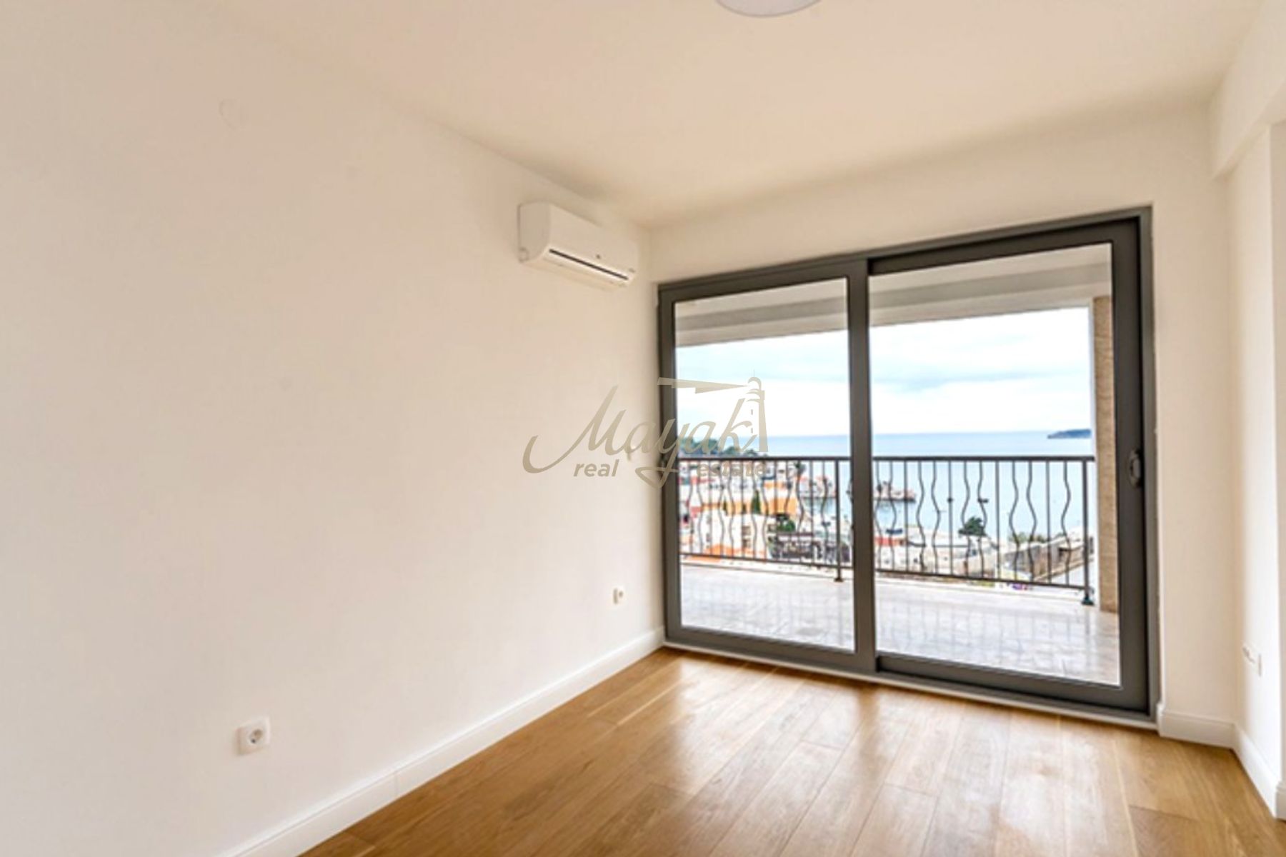 Three-Bedroom Penthouse with Sea Views in Pržno
