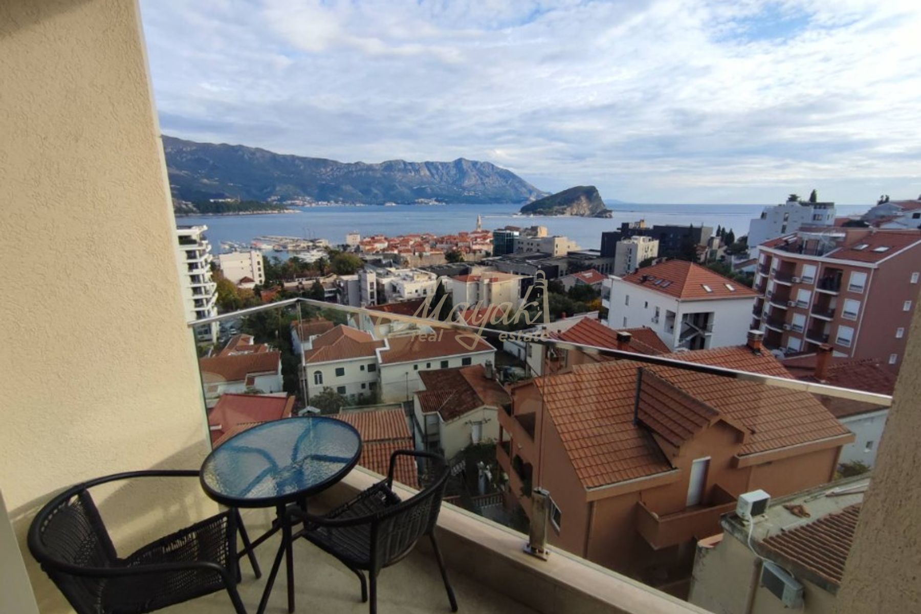One-Bedroom Apartment with Sea Views in Budva