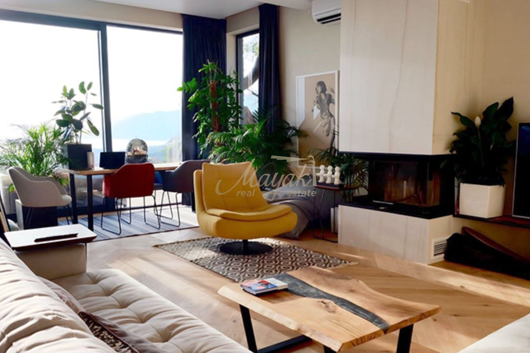 Three-Bedroom Townhouse in Tivat
