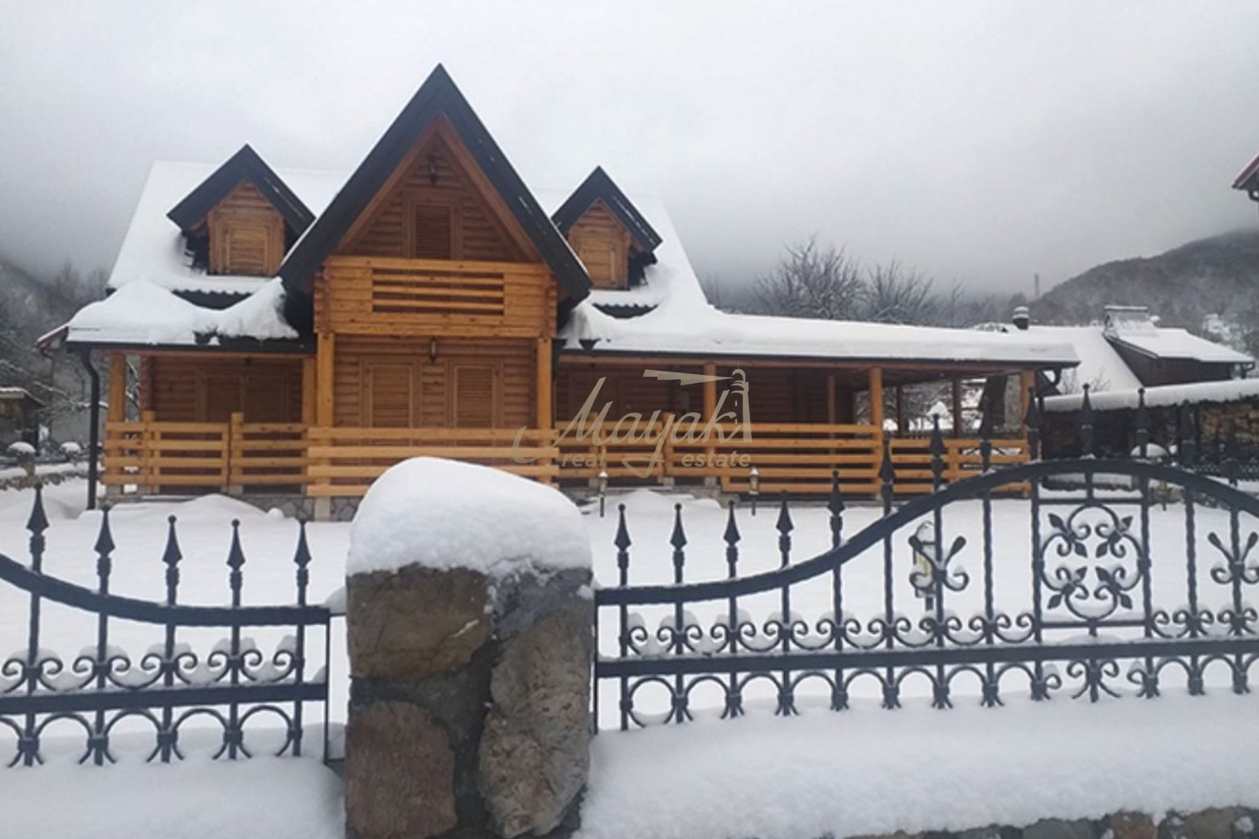 Three-Bedroom Wooden Chalet in Central Kolašin