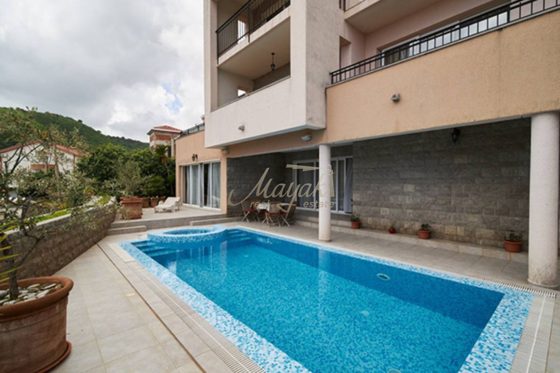 Four-Bedroom Sea-View Villa in Ivanovichi