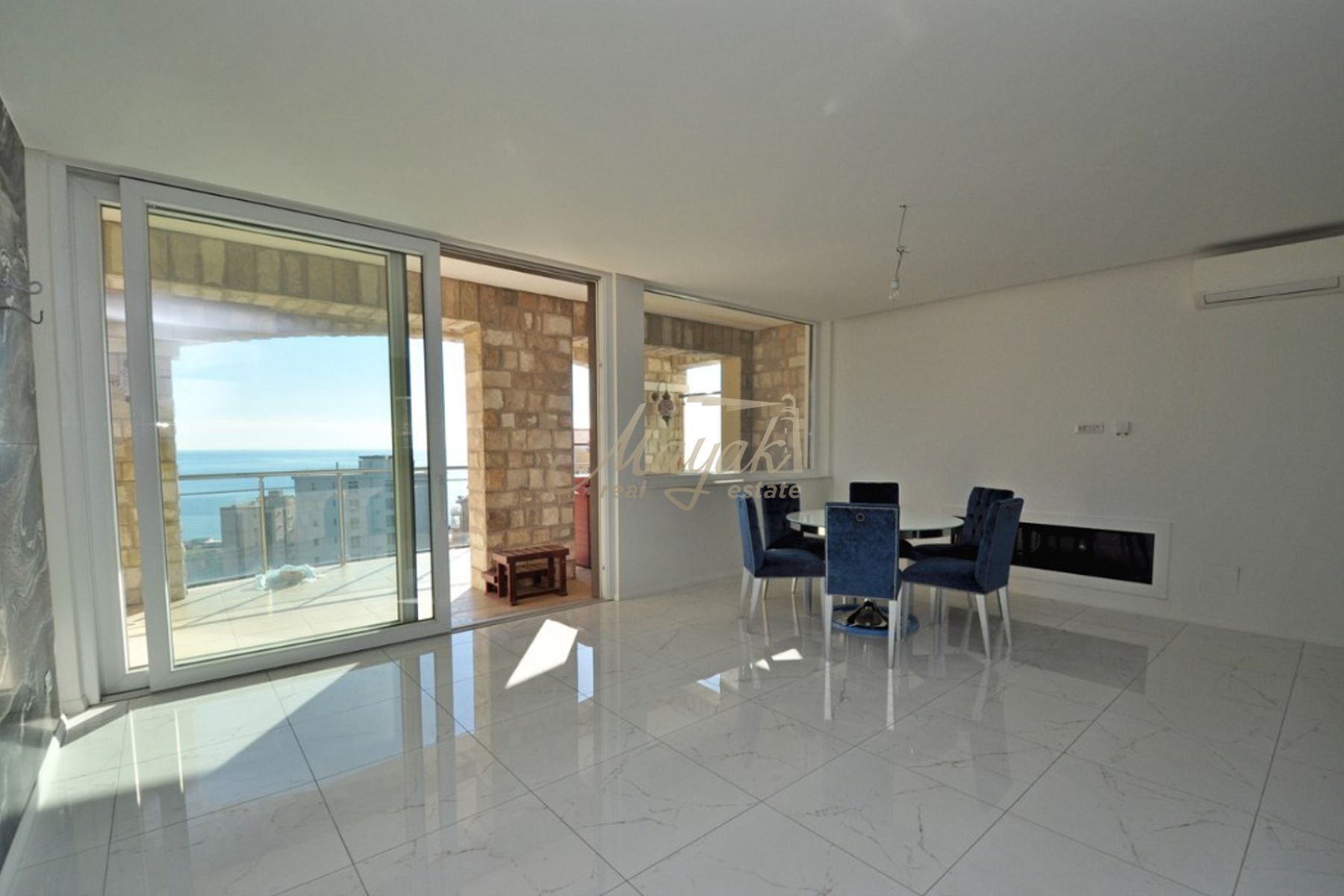Three-Bedroom Apartment with Garage in Bečići