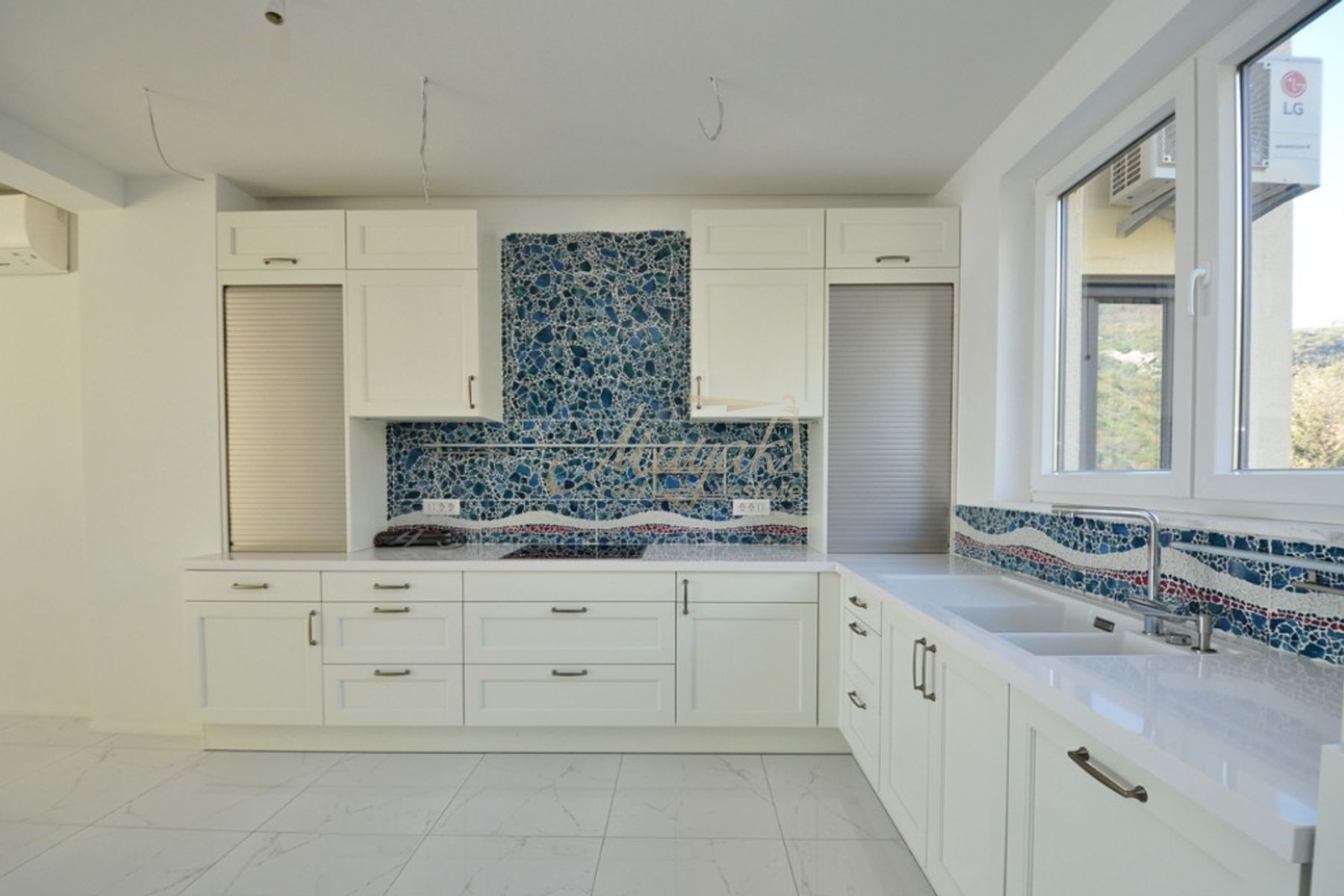 Three-Bedroom Apartment with Garage in Bečići