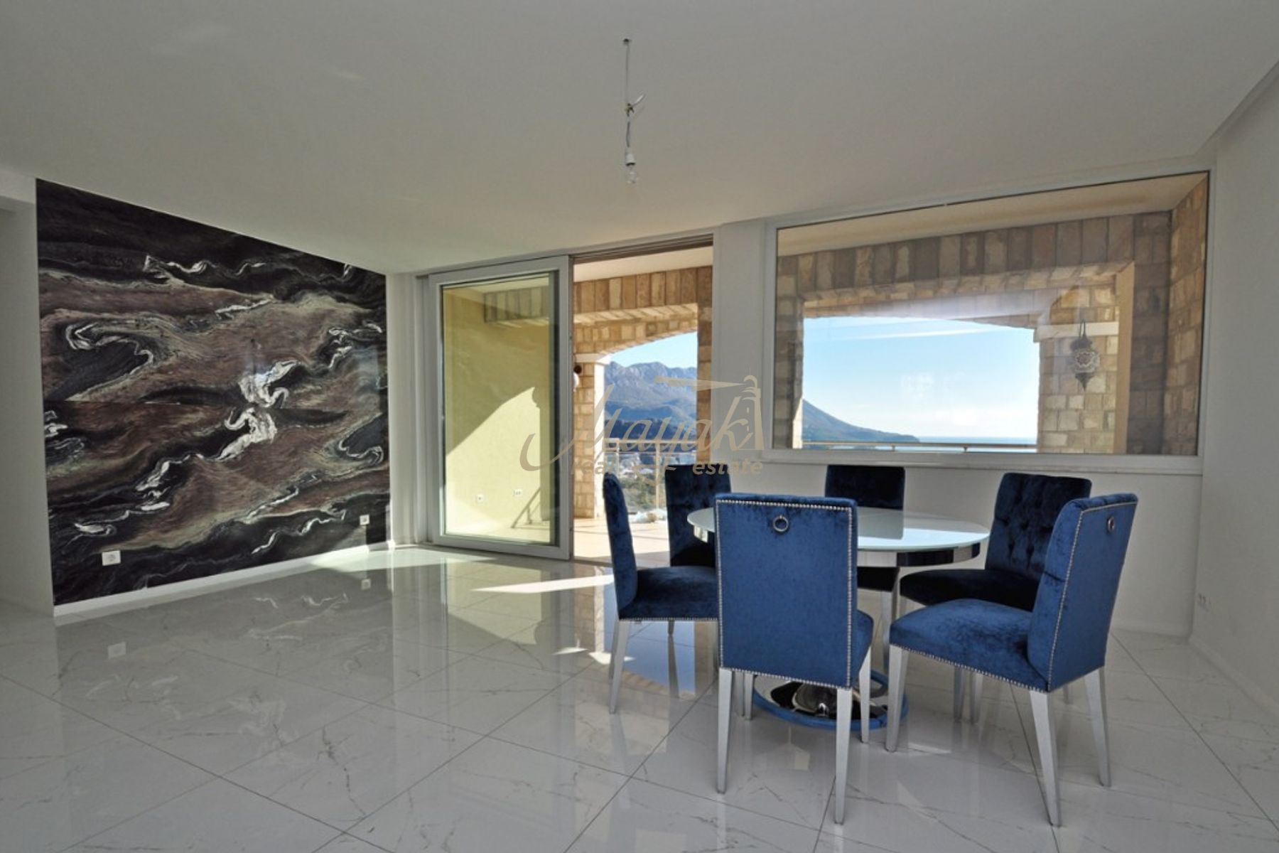 Three-Bedroom Apartment with Garage in Bečići