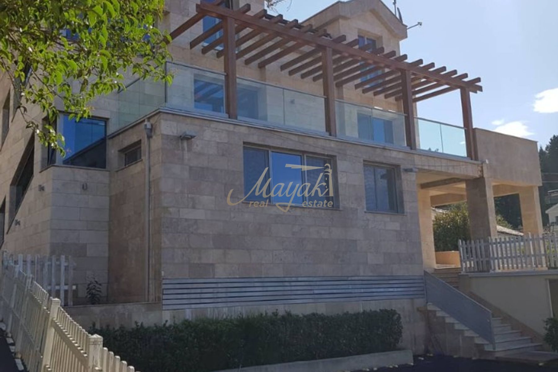 Four-Bedroom Villa Close to Porto Montenegro