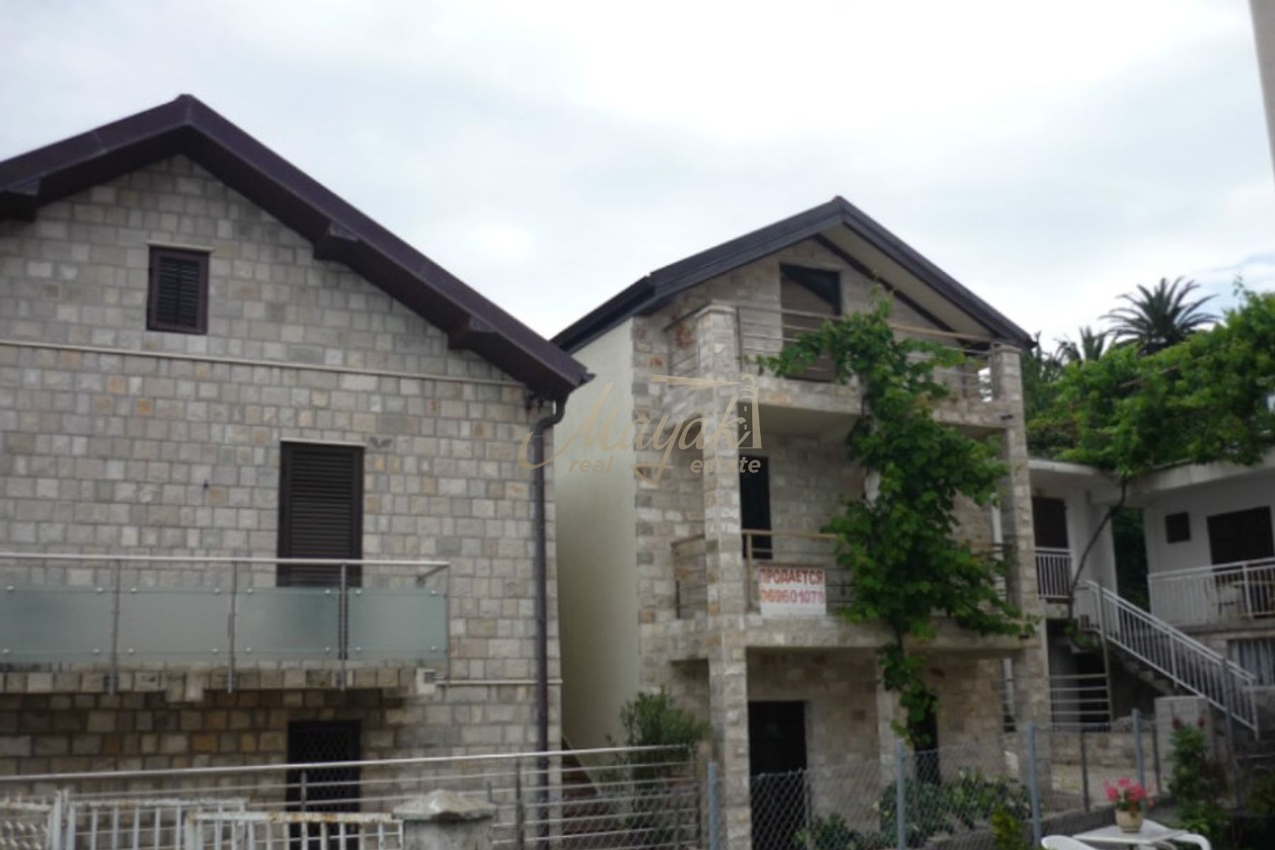 Four-Bedroom Stone House in Djenovici