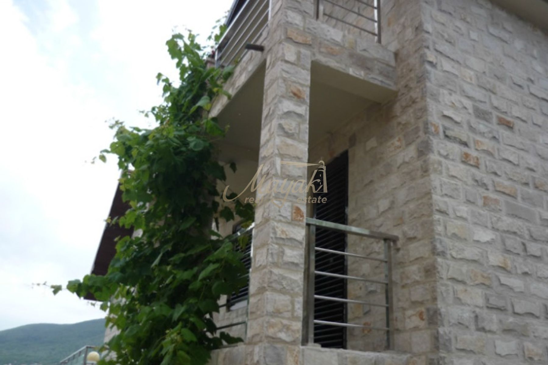 Four-Bedroom Stone House in Djenovici