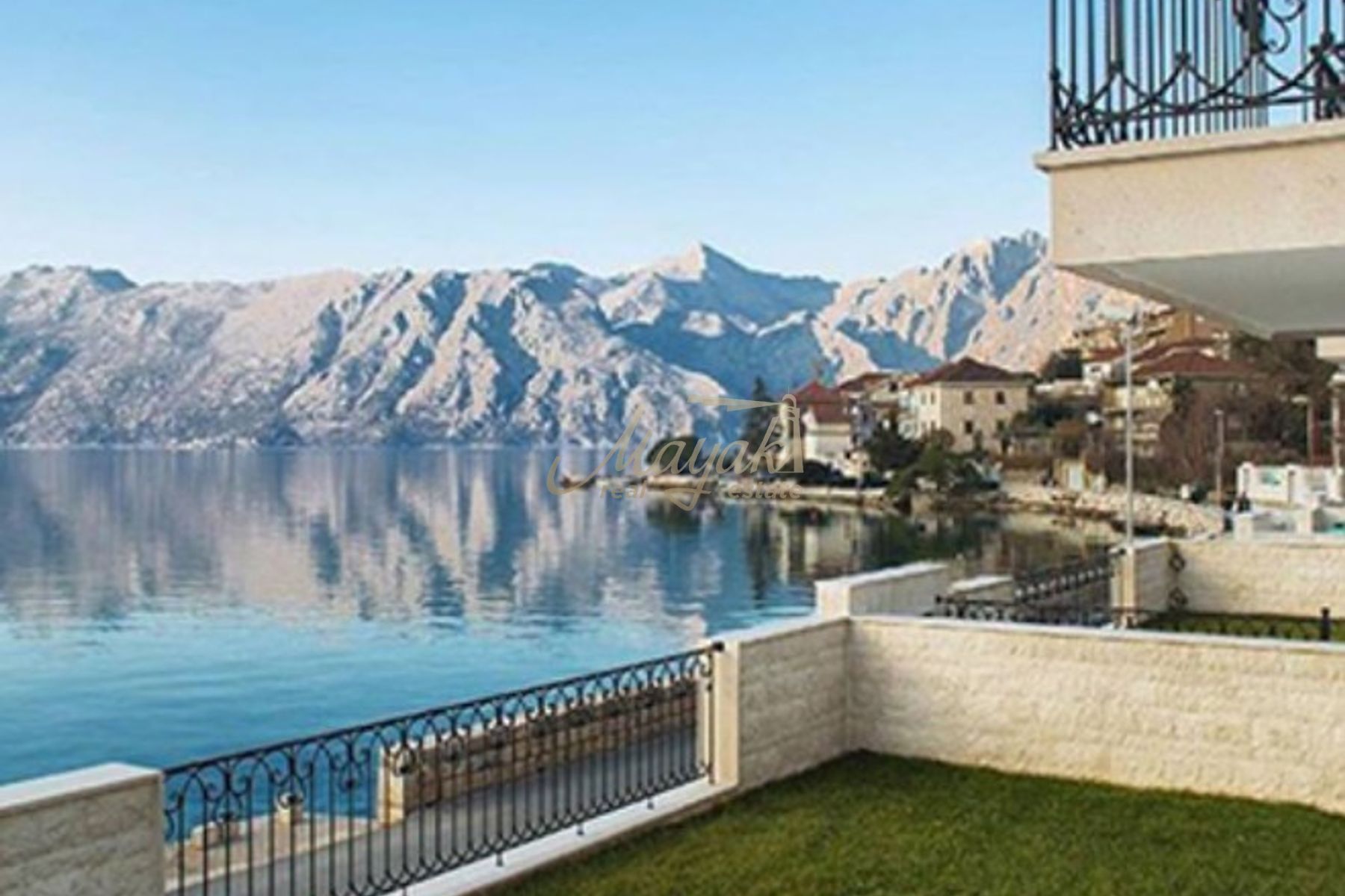 Four-Bedroom Waterfront Villa in Dobrota