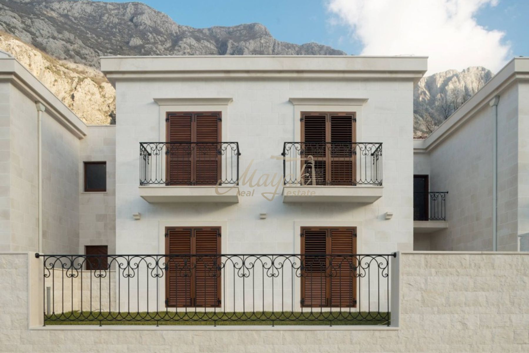Four-Bedroom Waterfront Villa in Dobrota